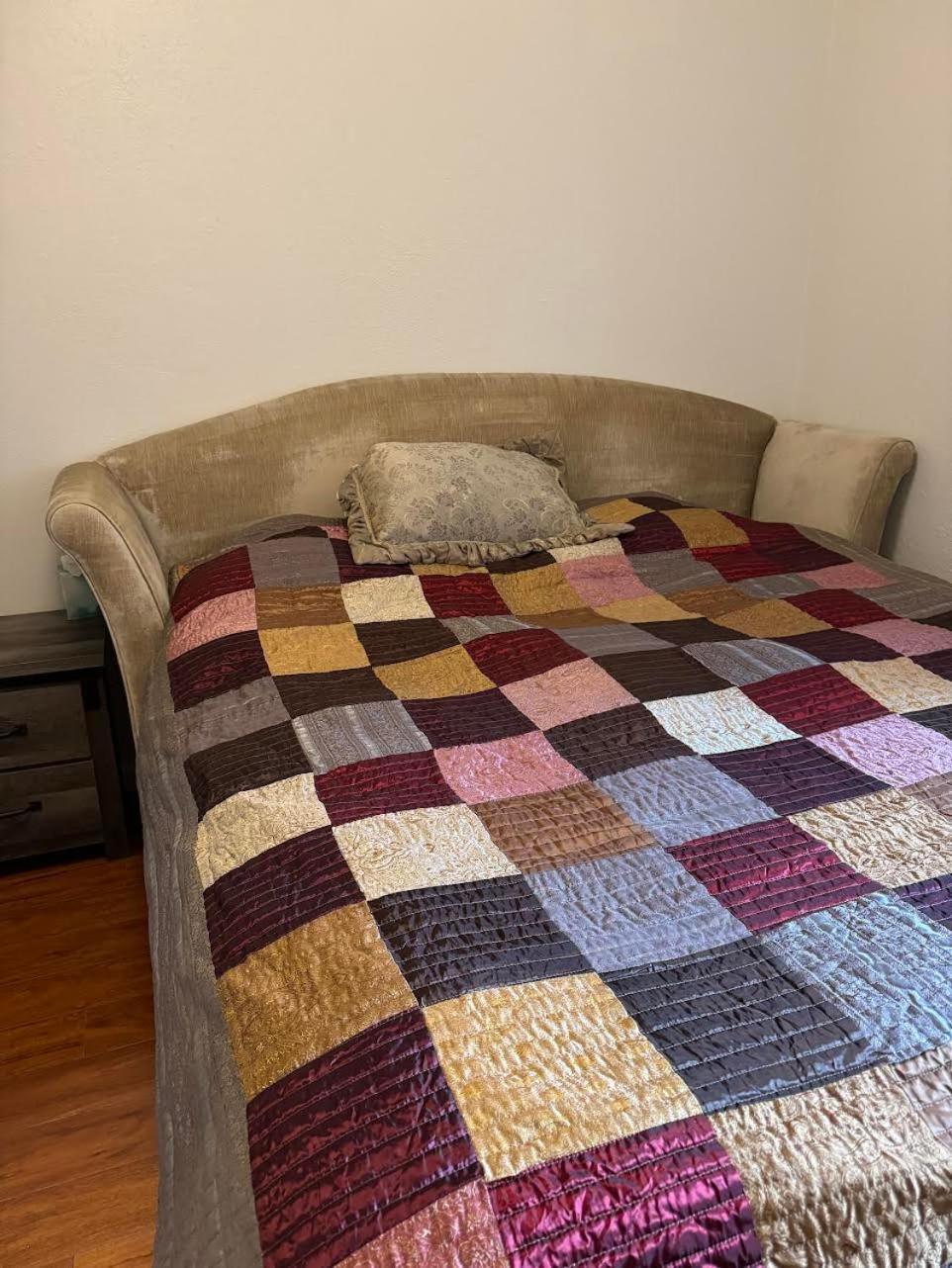 Bumblebee House Apartment