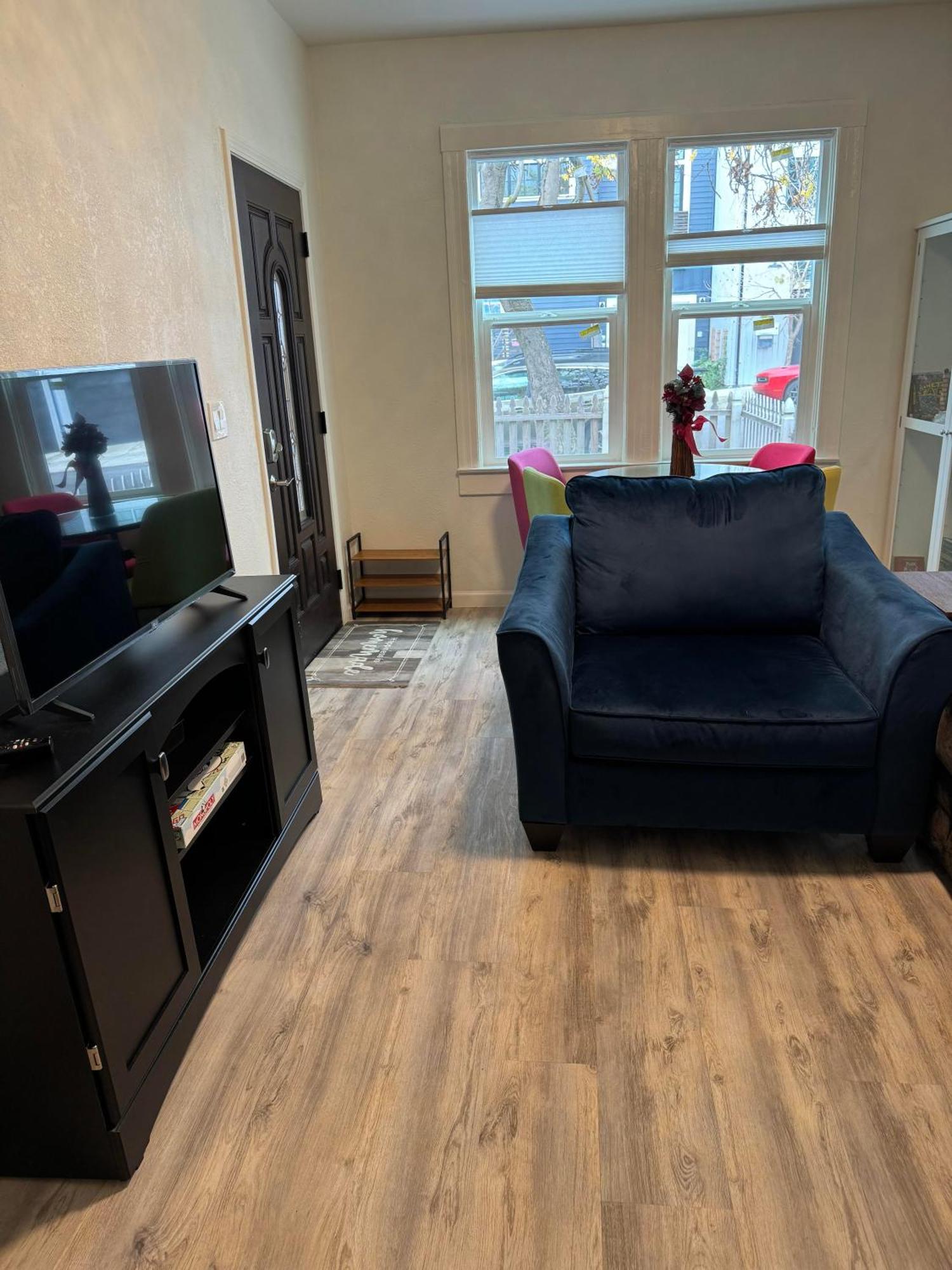 Bumblebee House Apartment