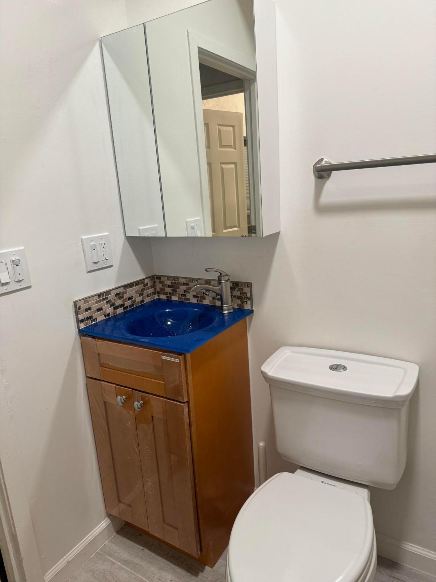 Bumblebee House Apartment