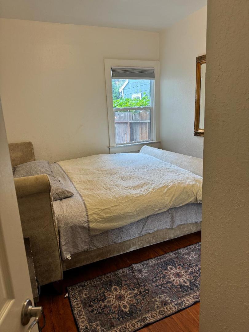 Bumblebee House Apartment